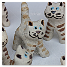 Piccole figure rigide delle mascotte allineate