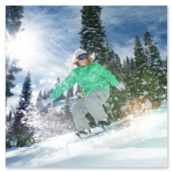 Snowboarder in salto in un halfpipe olimpico