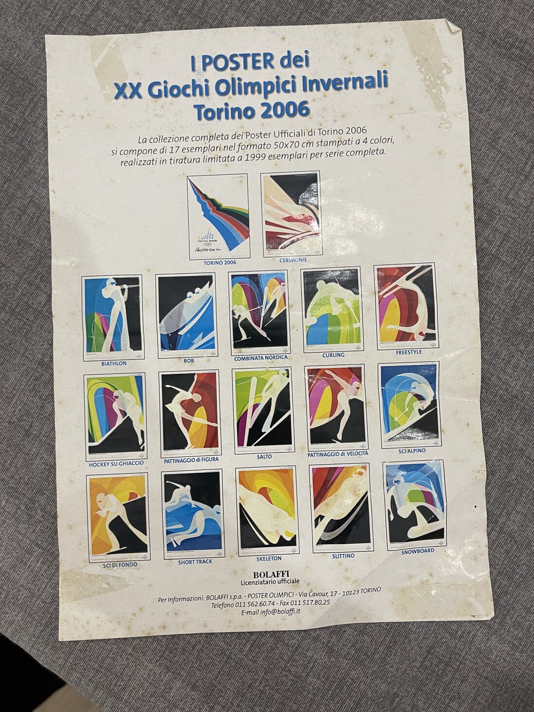 Libri e pubblicazioni su uno scaffale dedicato a Torino 2006