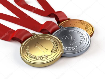 Set di medaglie olimpiche di Torino 2006 esposte su un fondo scuro