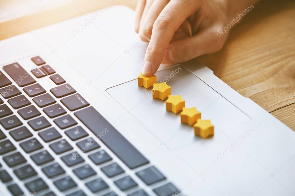 Dettaglio stilizzato di recensioni con stelle di valutazione