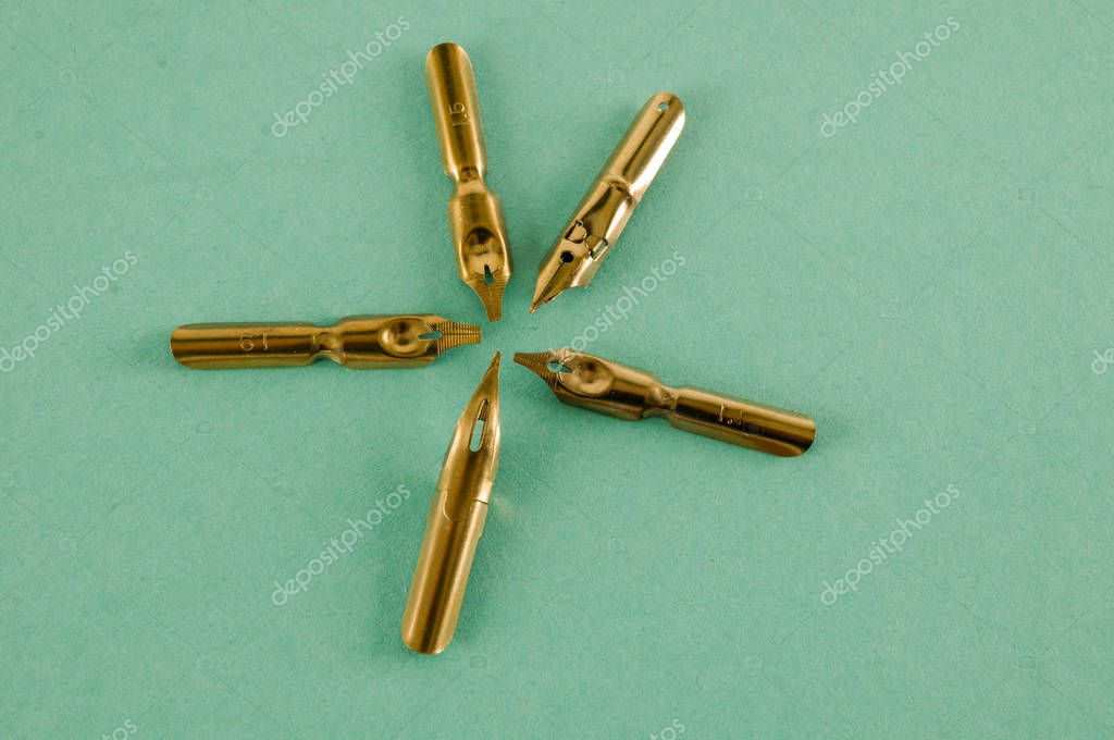 Set di pins che rappresentano momenti delle cerimonie e della torcia