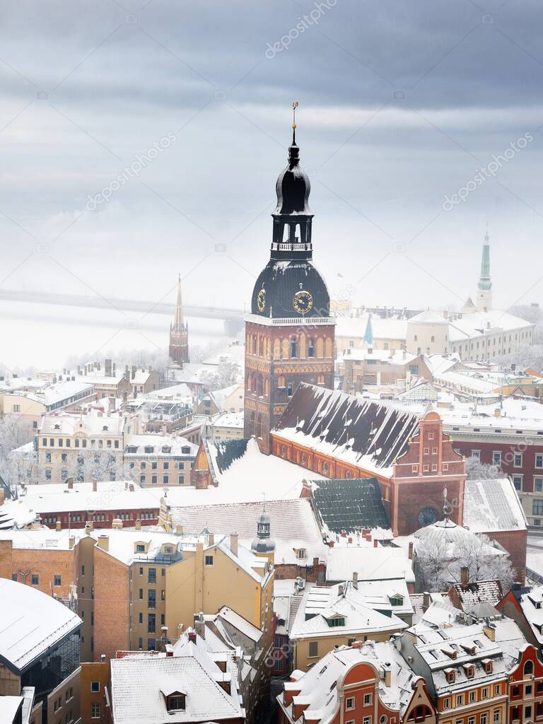 Manifesto promozionale con skyline di Torino in versione invernale